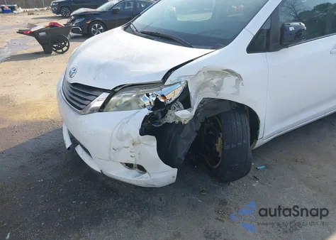 2011 Toyota Sienna Xle V6 z USA, uszkodzony, nr VIN 5TDYK3DC3BS074645